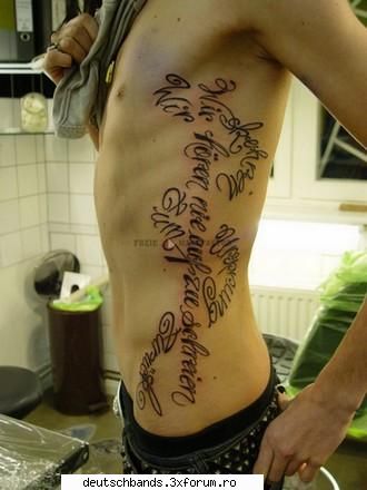 Noul lui tatuaj - asta e noul lui tatuaj .....mie mi se pare un pik - Arhiva Generala
